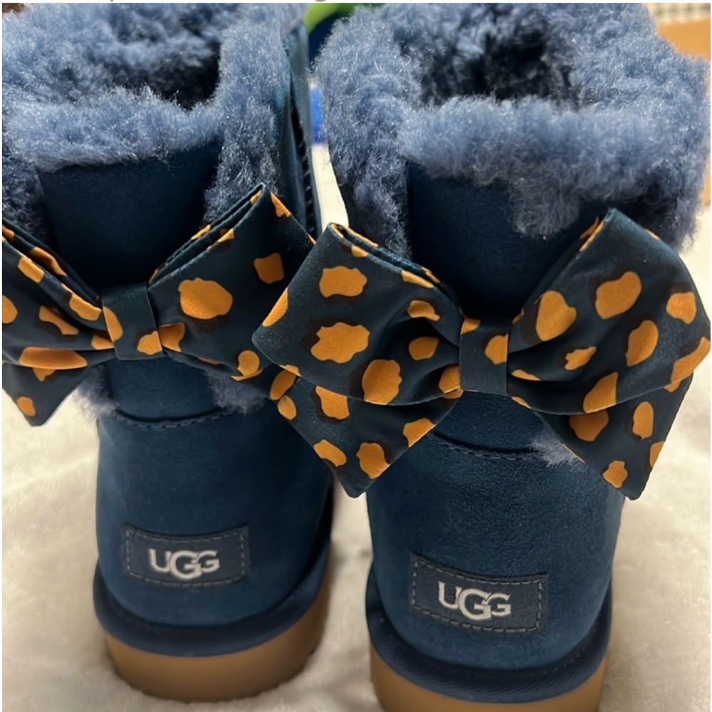 NIB UGGWomen’s Sz 11 Mini Bailey bow w/Retro Spot bow Mini boots Suede ocean Bl
